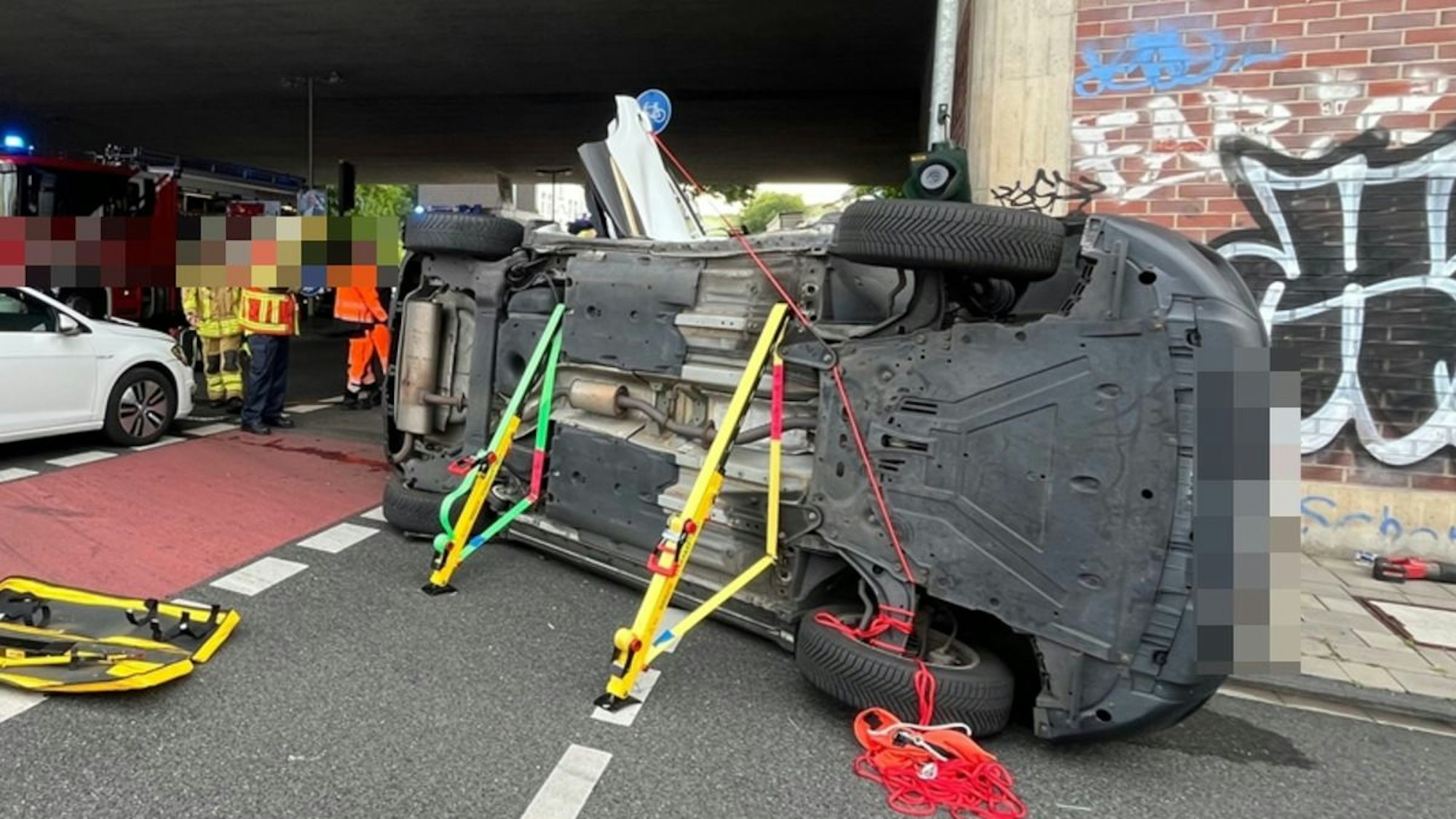 Ein weißer Renault liegt nach einem Unfall auf der Seite.