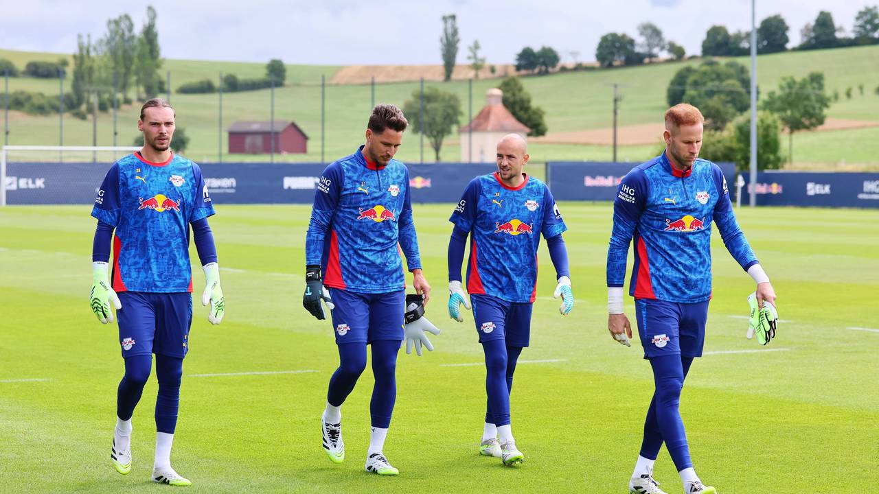 Torwart Janis Blaswich (2.v.l) mit seinen Teamkollegen beim Training.