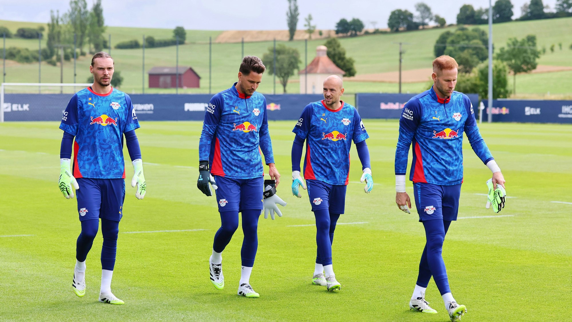 Torwart Janis Blaswich (2.v.l) mit seinen Teamkollegen beim Training.