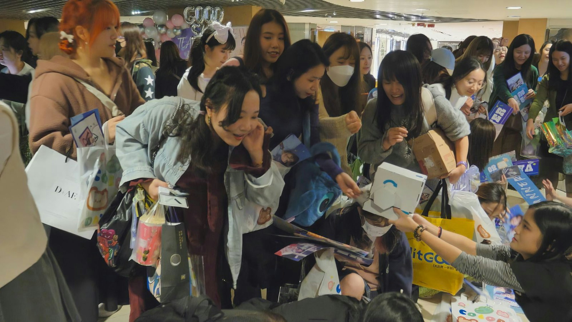 Auch in China ist K-Pop beliebt. Fans verteilen bei einem Konzert der Band VANNER in Hongkong kleine Geschenke wie Postkarten, Lollis oder Aufkleber. (Bild: ZDF/ Hikari)