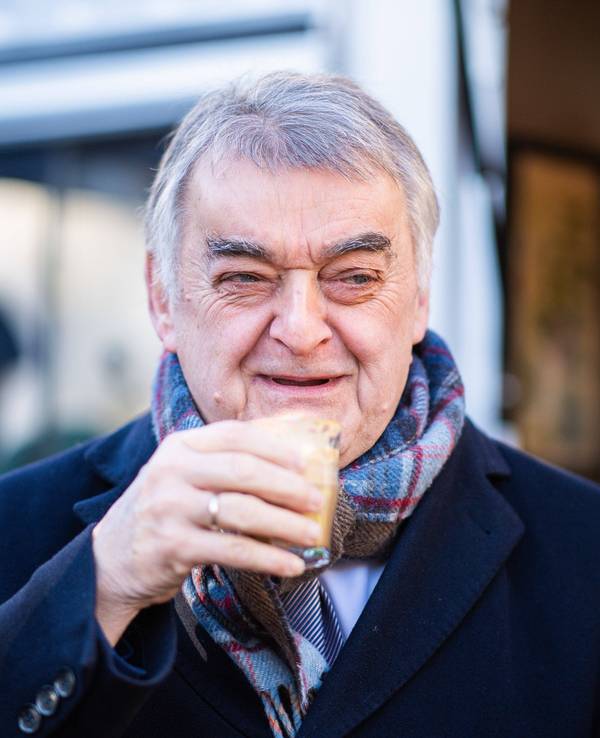 NRW-Innenminister Herbert Reul trinkt einen Kaffee.