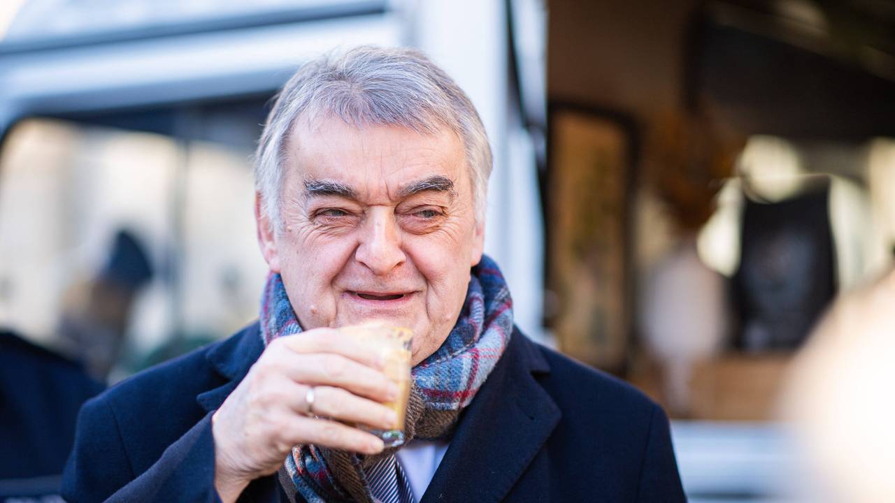NRW-Innenminister Herbert Reul trinkt einen Kaffee.