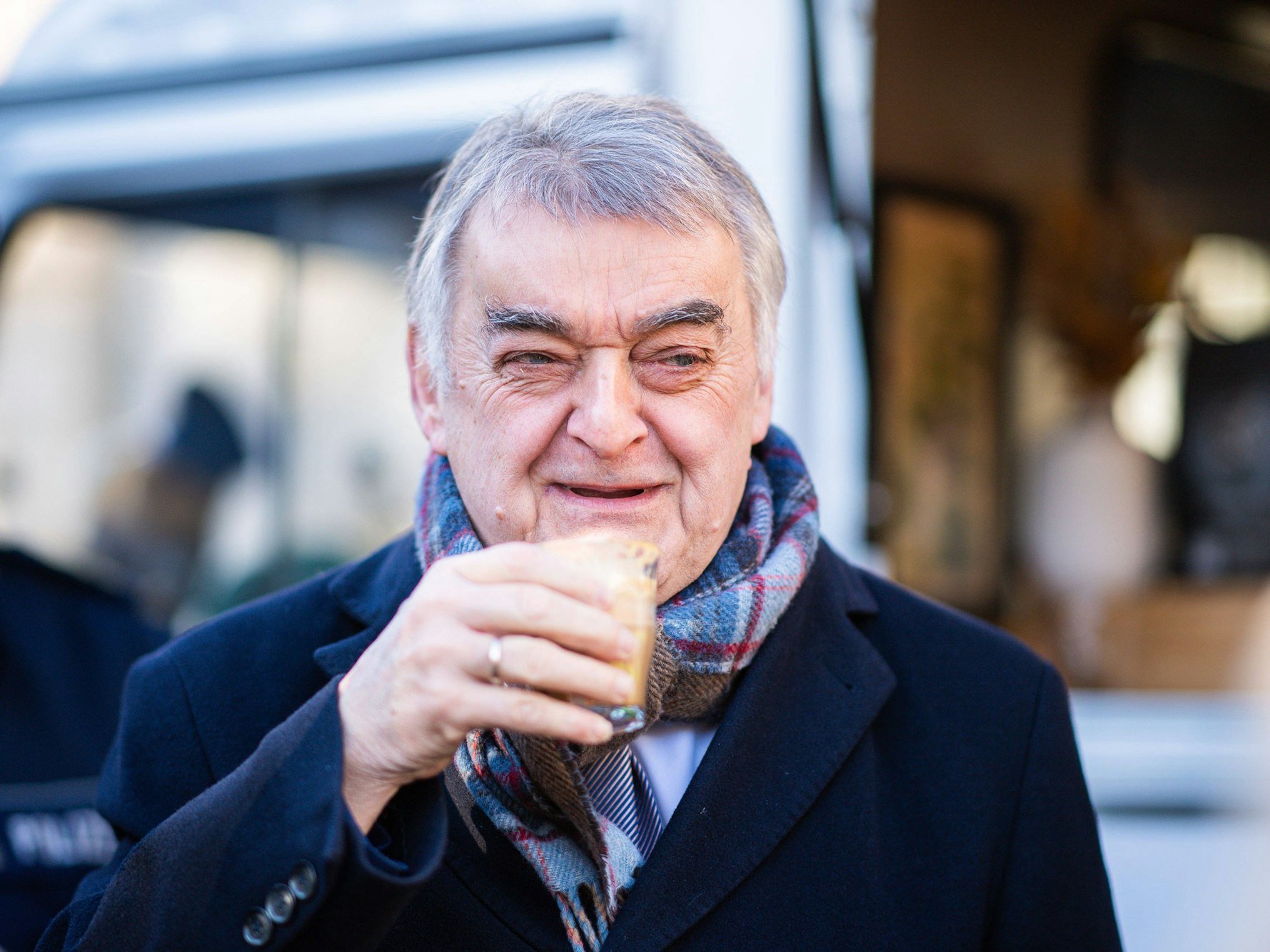 NRW-Innenminister Herbert Reul trinkt einen Kaffee.