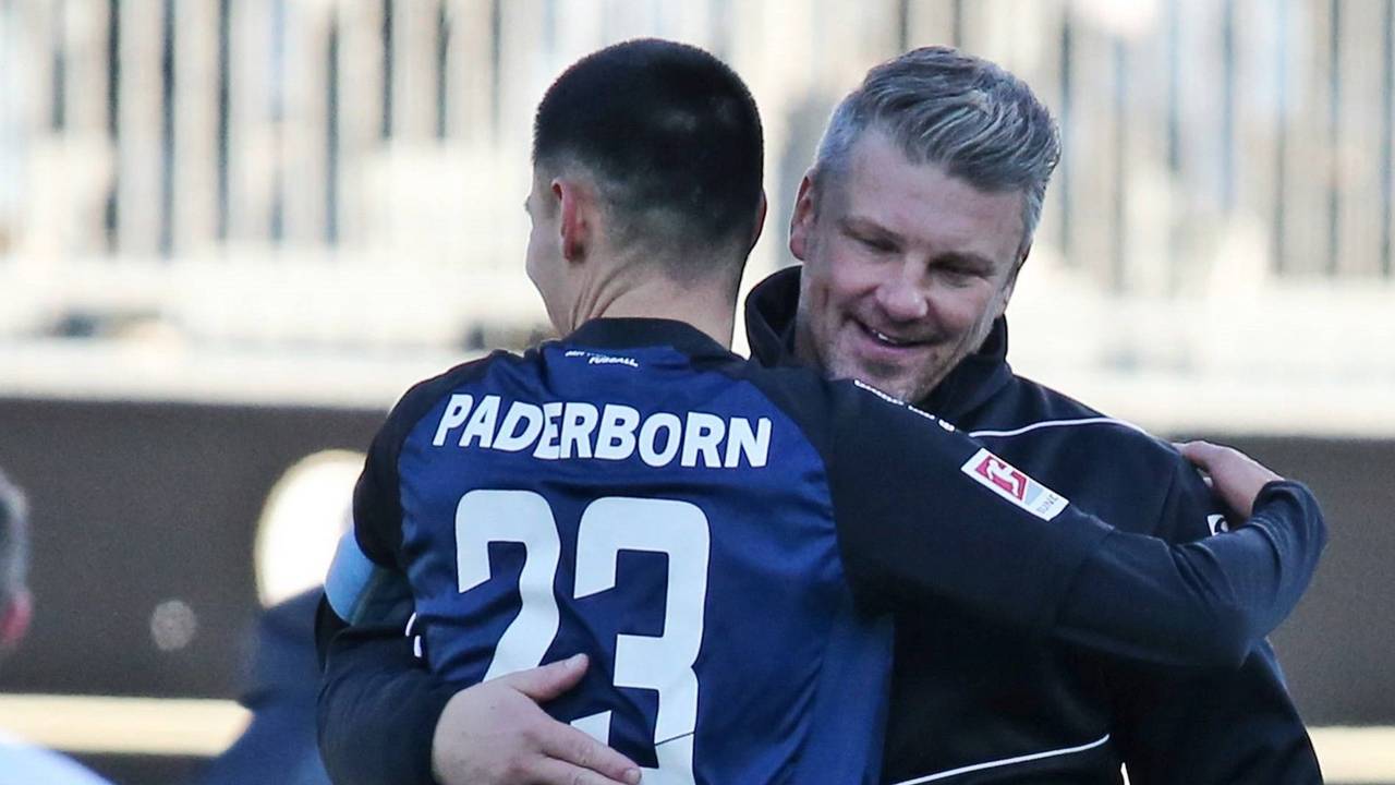 Lukas Kwasniok herzt Raphael Obermair.