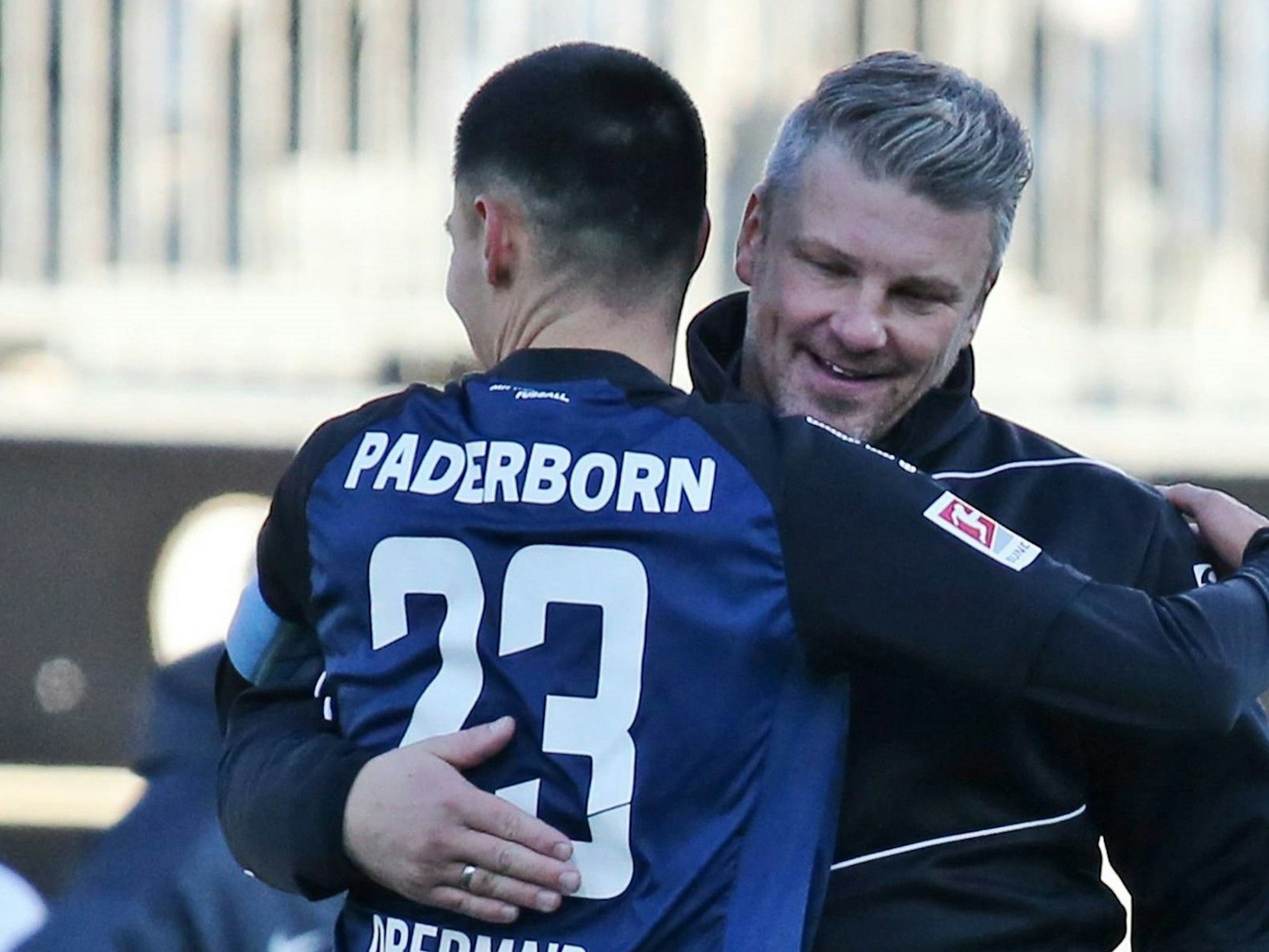 Lukas Kwasniok herzt Raphael Obermair.