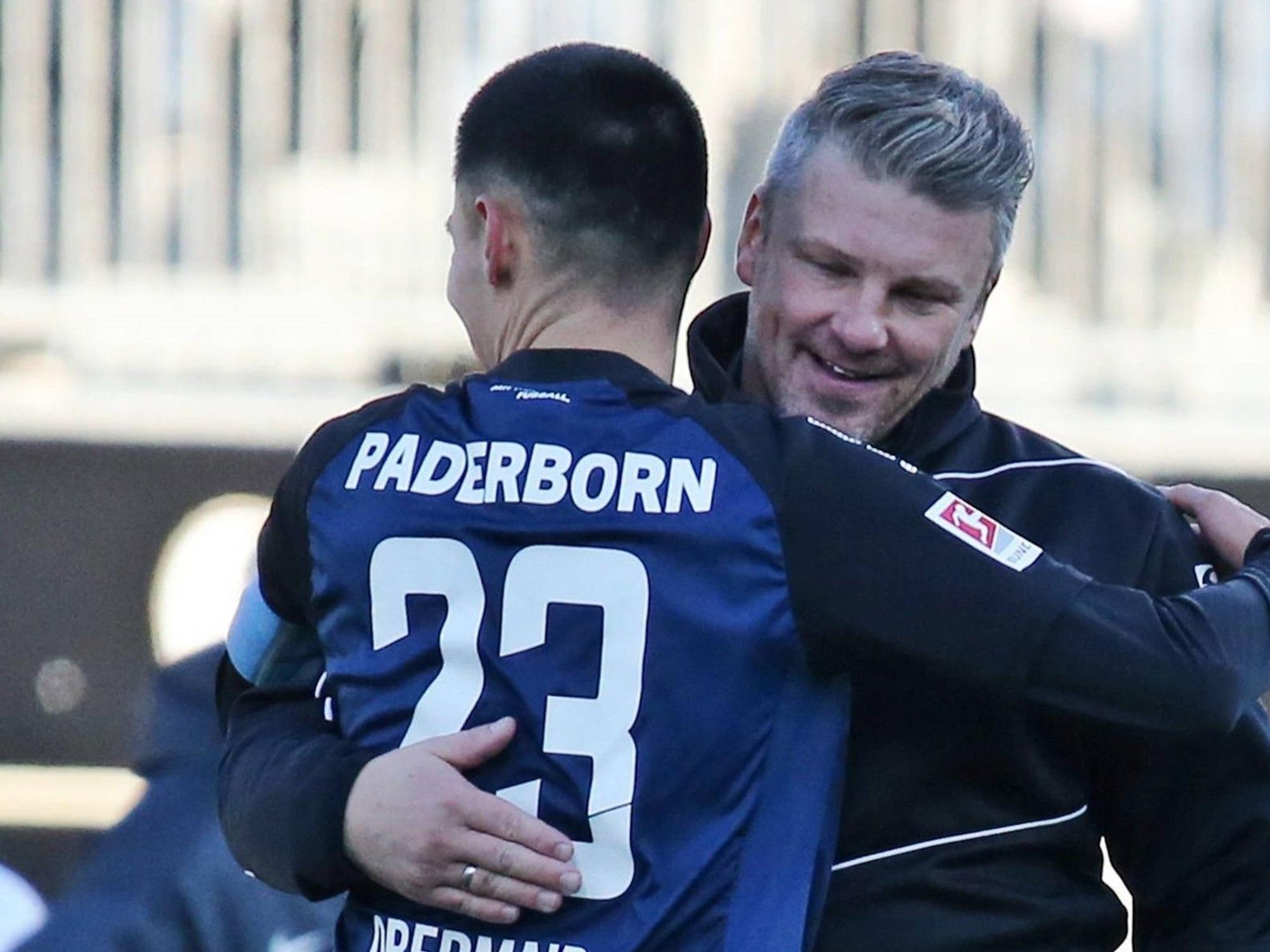 Lukas Kwasniok herzt Raphael Obermair.