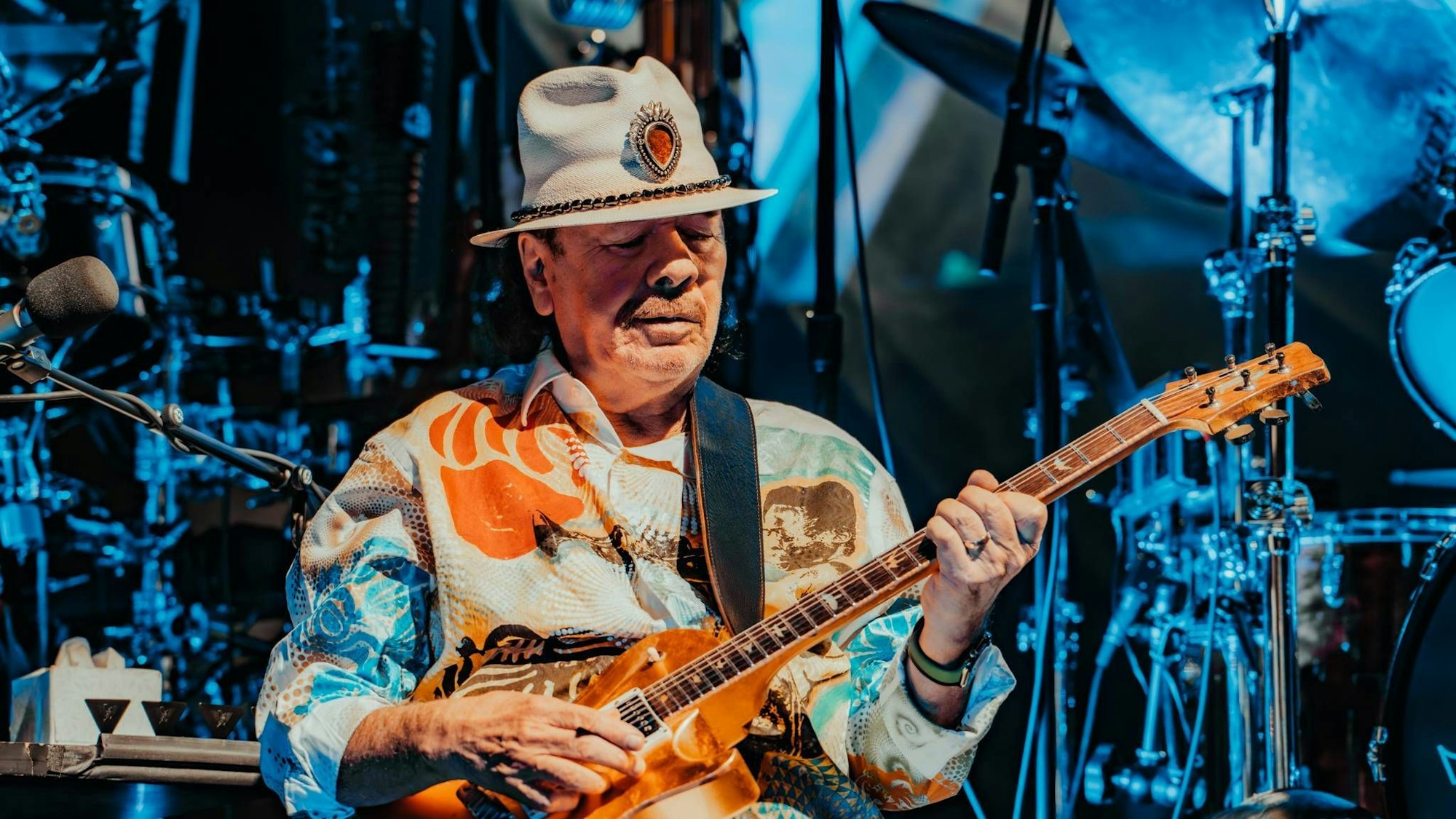 Santana spielt beim Auftritt Gitarre.