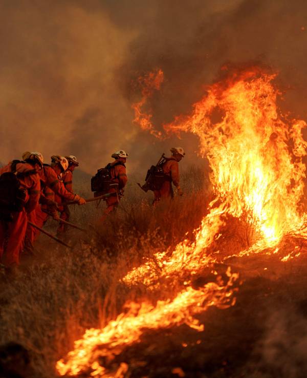Einsatzkräfte der Feuerwehr bekämpfen das „Canyon Fire“ in der Nähe von Los Angeles.