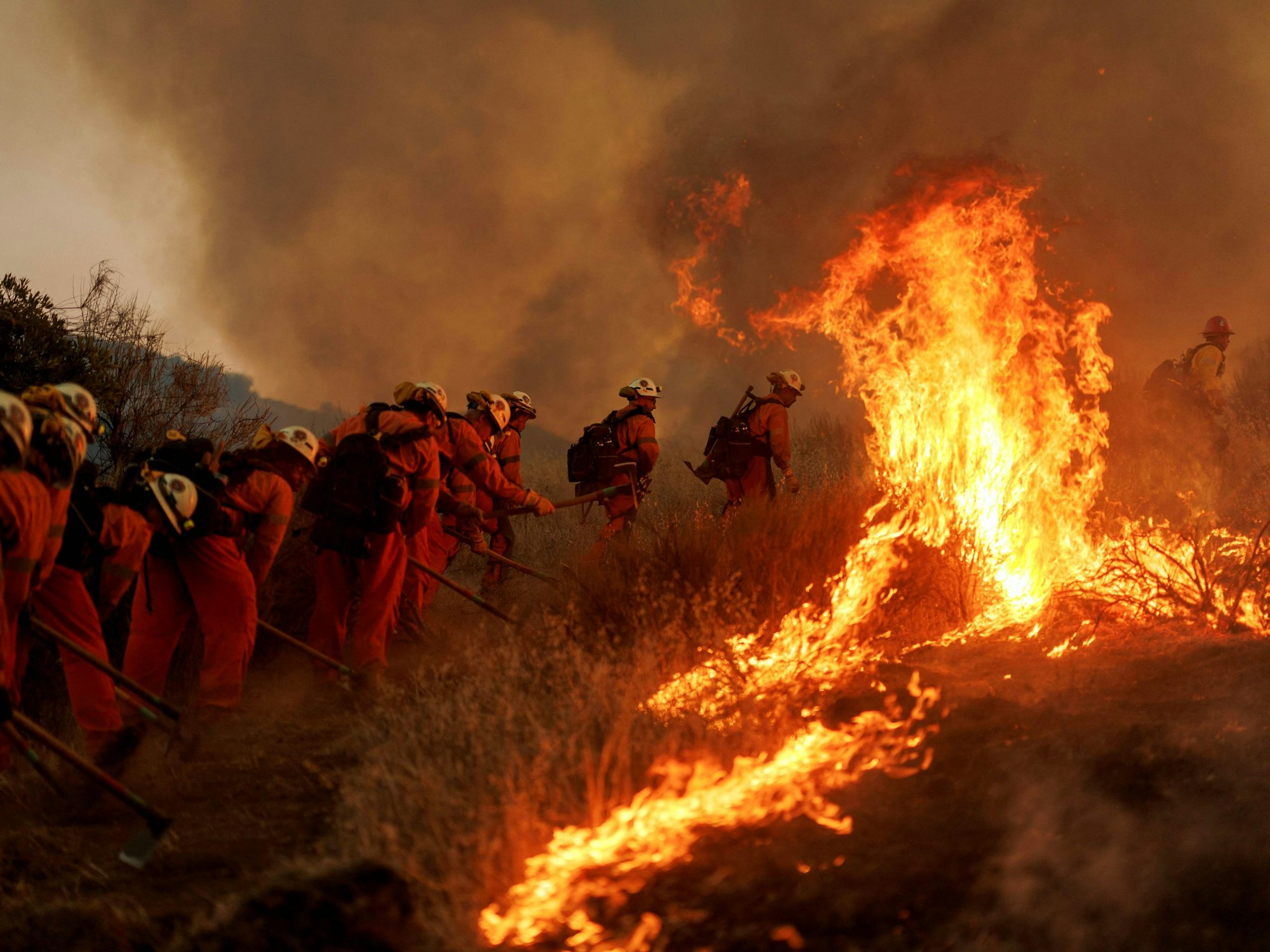 Einsatzkräfte der Feuerwehr bekämpfen das „Canyon Fire“ in der Nähe von Los Angeles.