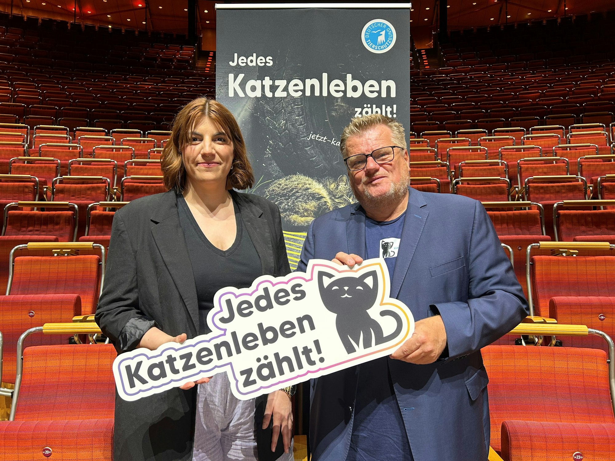 Lea Kaub und Thomas Schröder stehen in der Philharmonie.