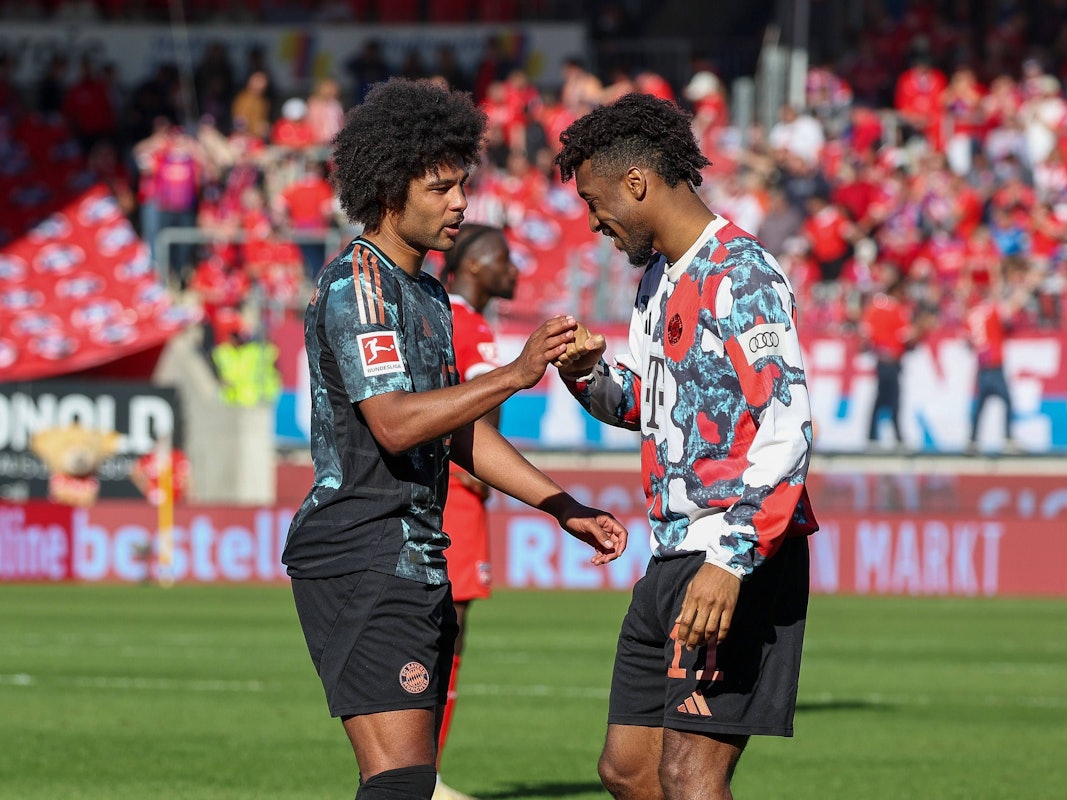 Serge Gnabry und Kingsley Coman (r.) klatschen sich ab.