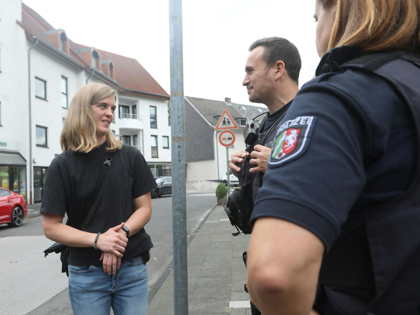 Die Ermittlungsgruppe bespricht sich während des Einsatzes.