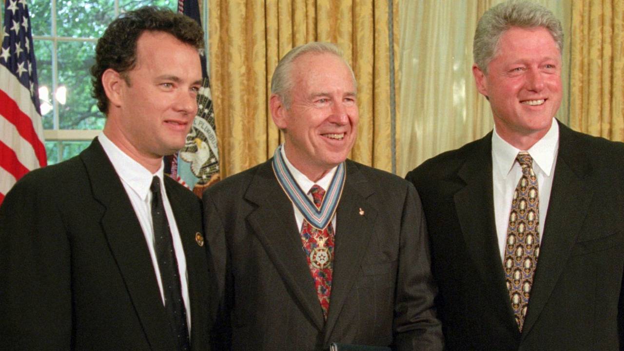 Jim Lovell steht mit Tom Hanks und Präsident Clinton zusammen.