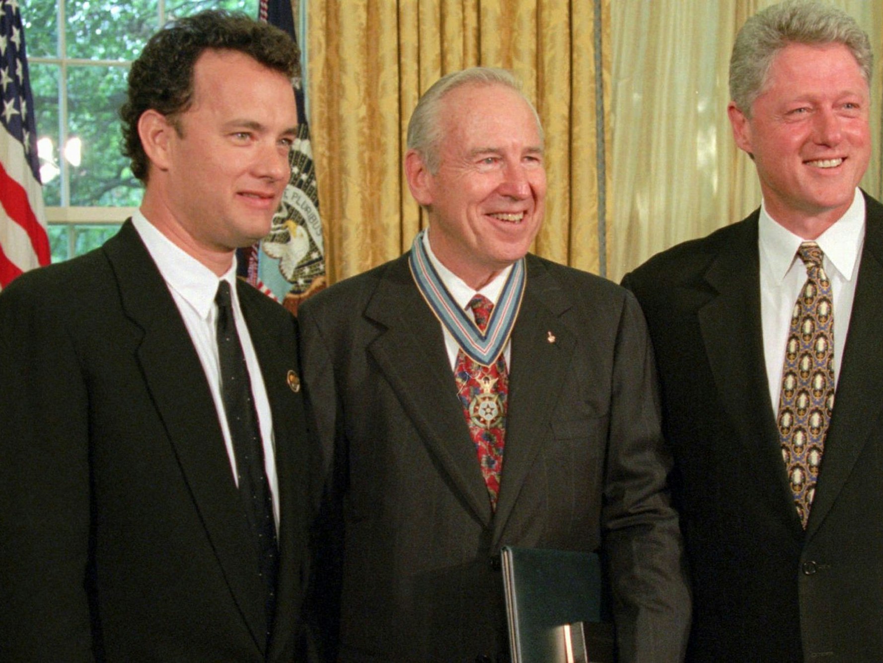 Jim Lovell steht mit Tom Hanks und Präsident Clinton zusammen.