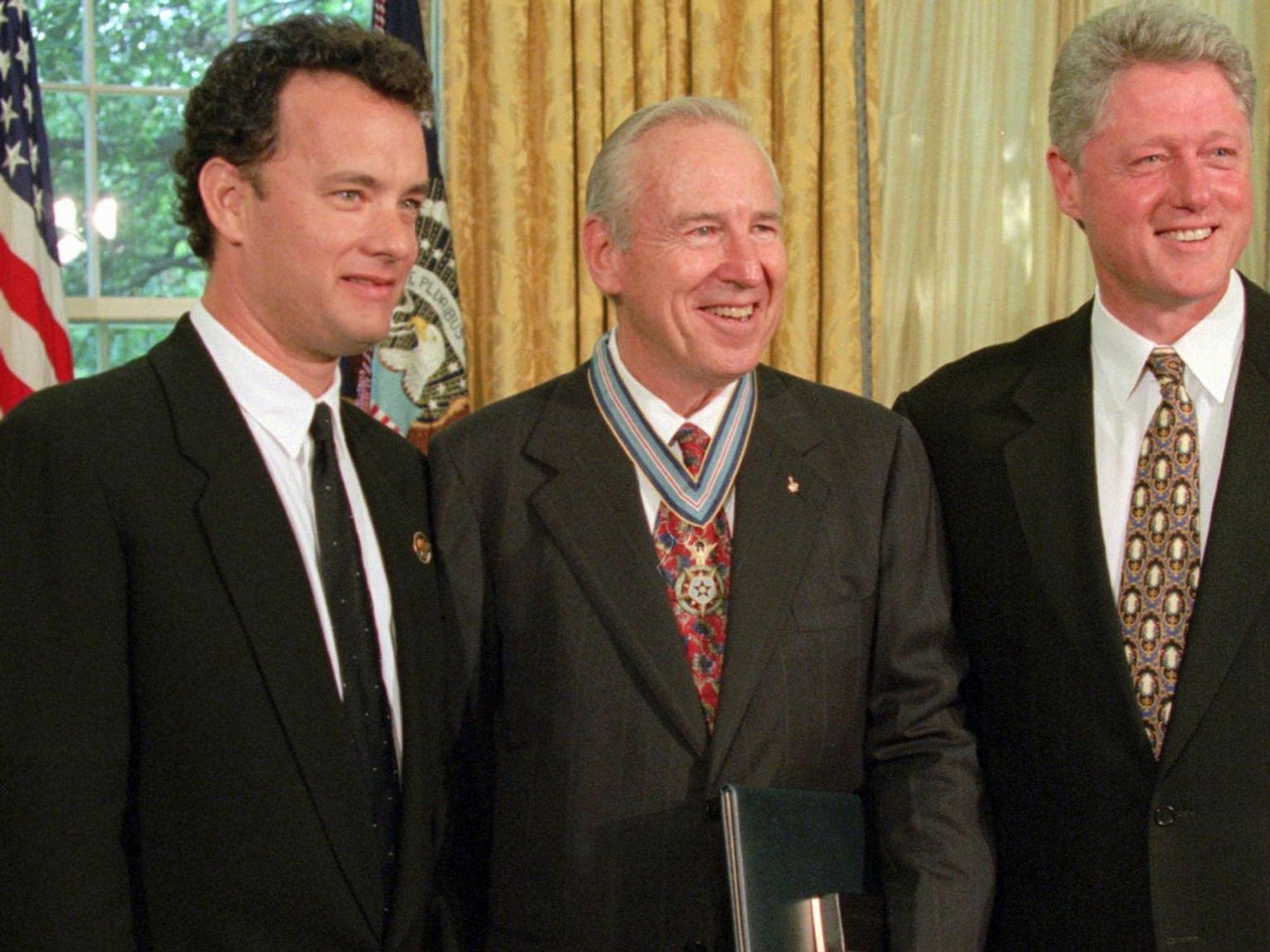 Jim Lovell steht mit Tom Hanks und Präsident Clinton zusammen.