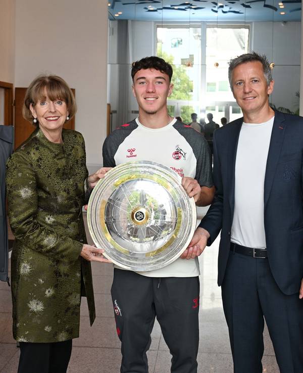 Kölns Bürgermeisterin Henriette Reker (3.v.l) ehrt die U19-Meister des 1. FC Köln im Rathaus.