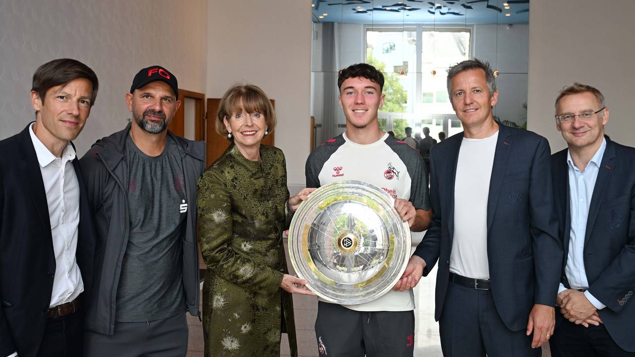Kölns Bürgermeisterin Henriette Reker (3.v.l) ehrt die U19-Meister des 1. FC Köln im Rathaus.