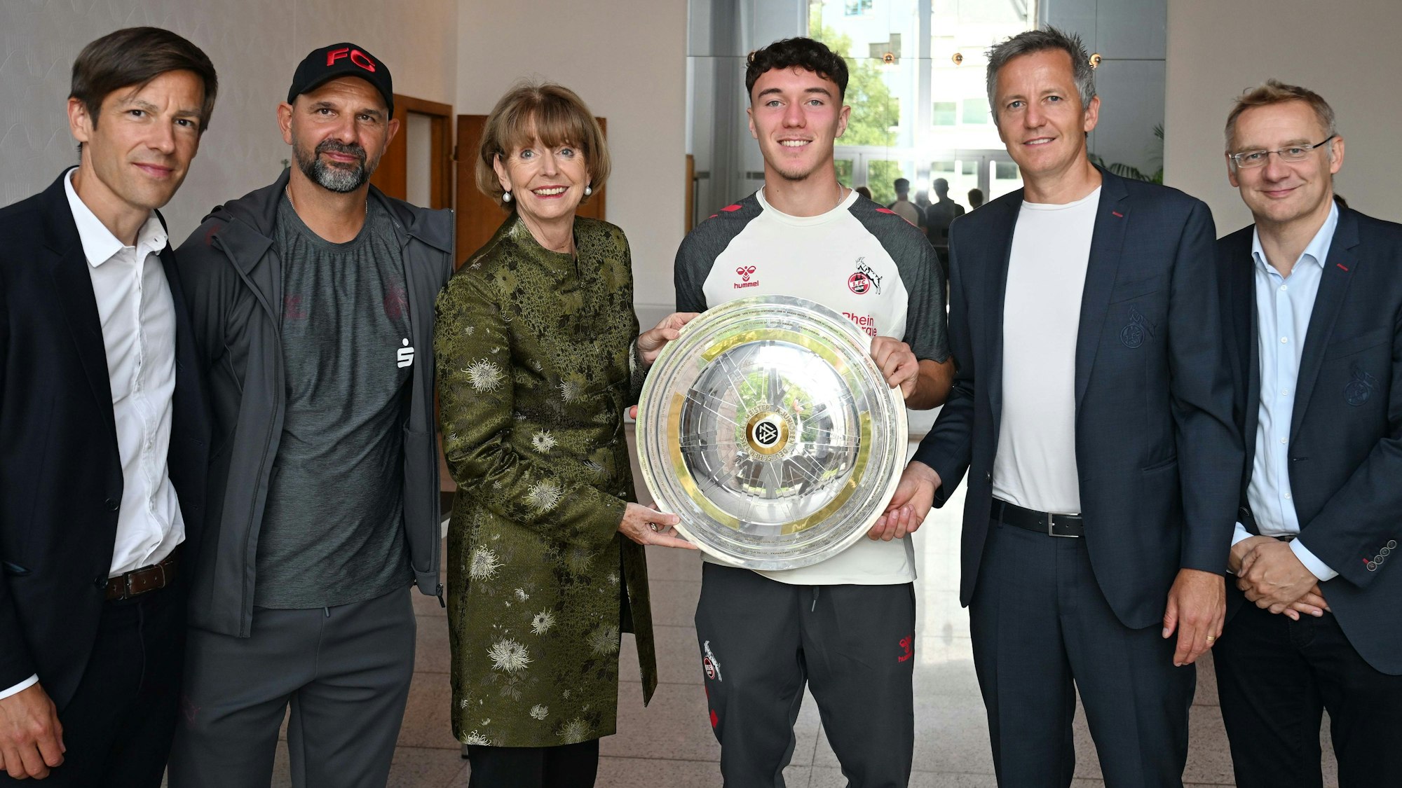 Kölns Bürgermeisterin Henriette Reker (3.v.l) ehrt die U19-Meister des 1. FC Köln im Rathaus.