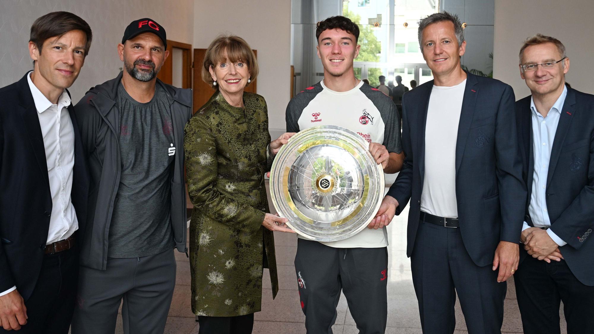 Kölns Bürgermeisterin Henriette Reker (3.v.l) ehrt die U19-Meister des 1. FC Köln im Rathaus.