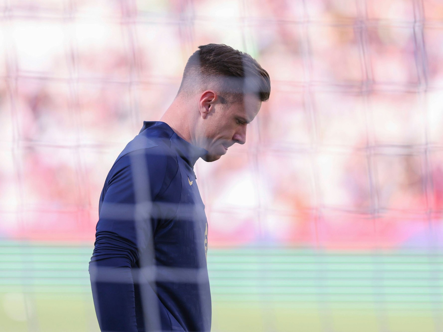 Torhüter Marc-André ter Stegen schaut auf den Boden.