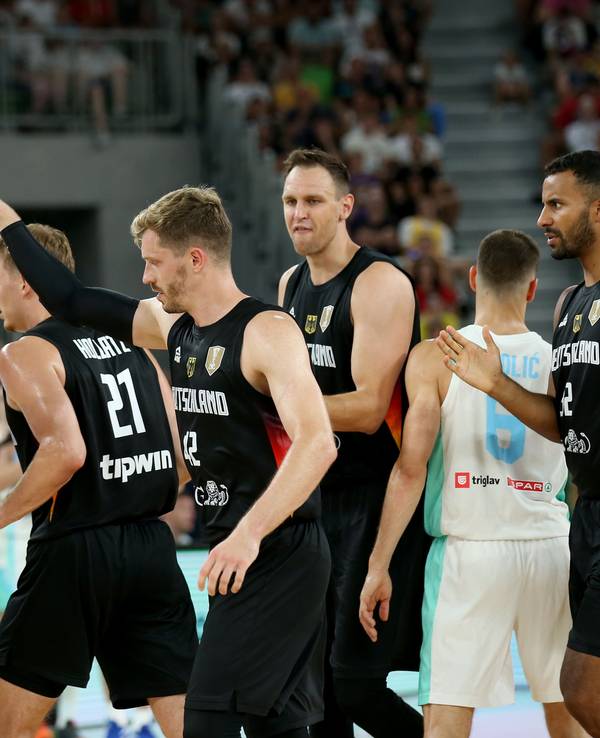 Andreas Obst (M.) klatscht mit seinen Mitspielern ab.