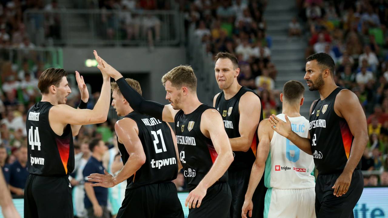 Andreas Obst (M.) klatscht mit seinen Mitspielern ab.