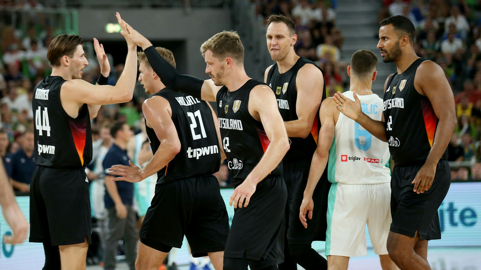 Andreas Obst (M.) klatscht mit seinen Mitspielern ab.