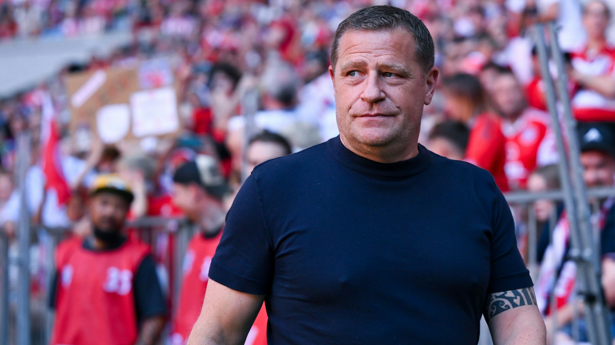 Max Eberl kommt ins Stadion.