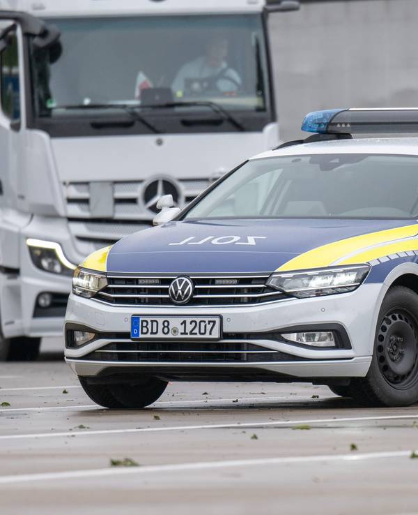 Zollbeamte lotsen im Rahmen eines landesweiten Fahndungs- und Kontrolltags einen LKW auf die Rastanlage der Autobahn 4. Hier im Oktober 2024 in Chemnitz.