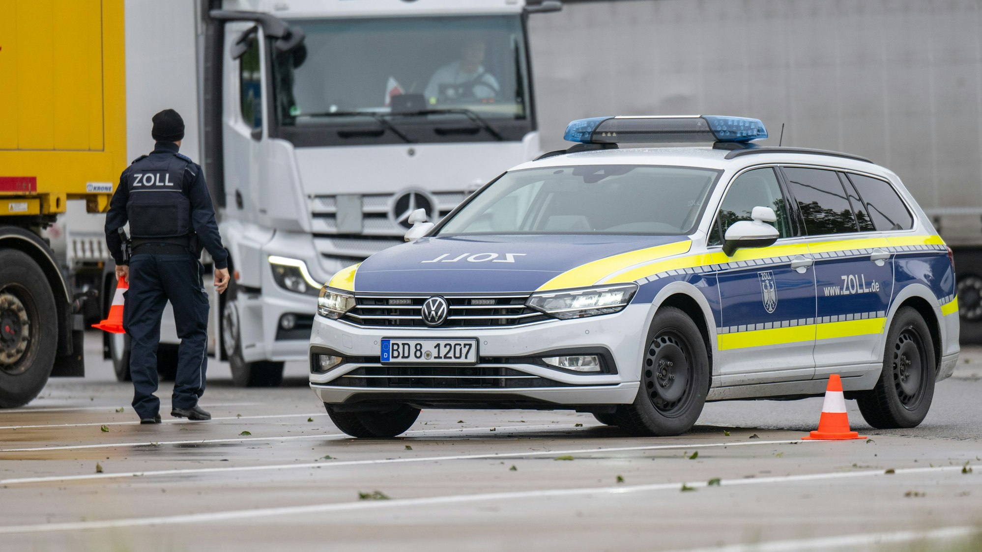 Zollbeamte lotsen im Rahmen eines landesweiten Fahndungs- und Kontrolltags einen LKW auf die Rastanlage der Autobahn 4. Hier im Oktober 2024 in Chemnitz.
