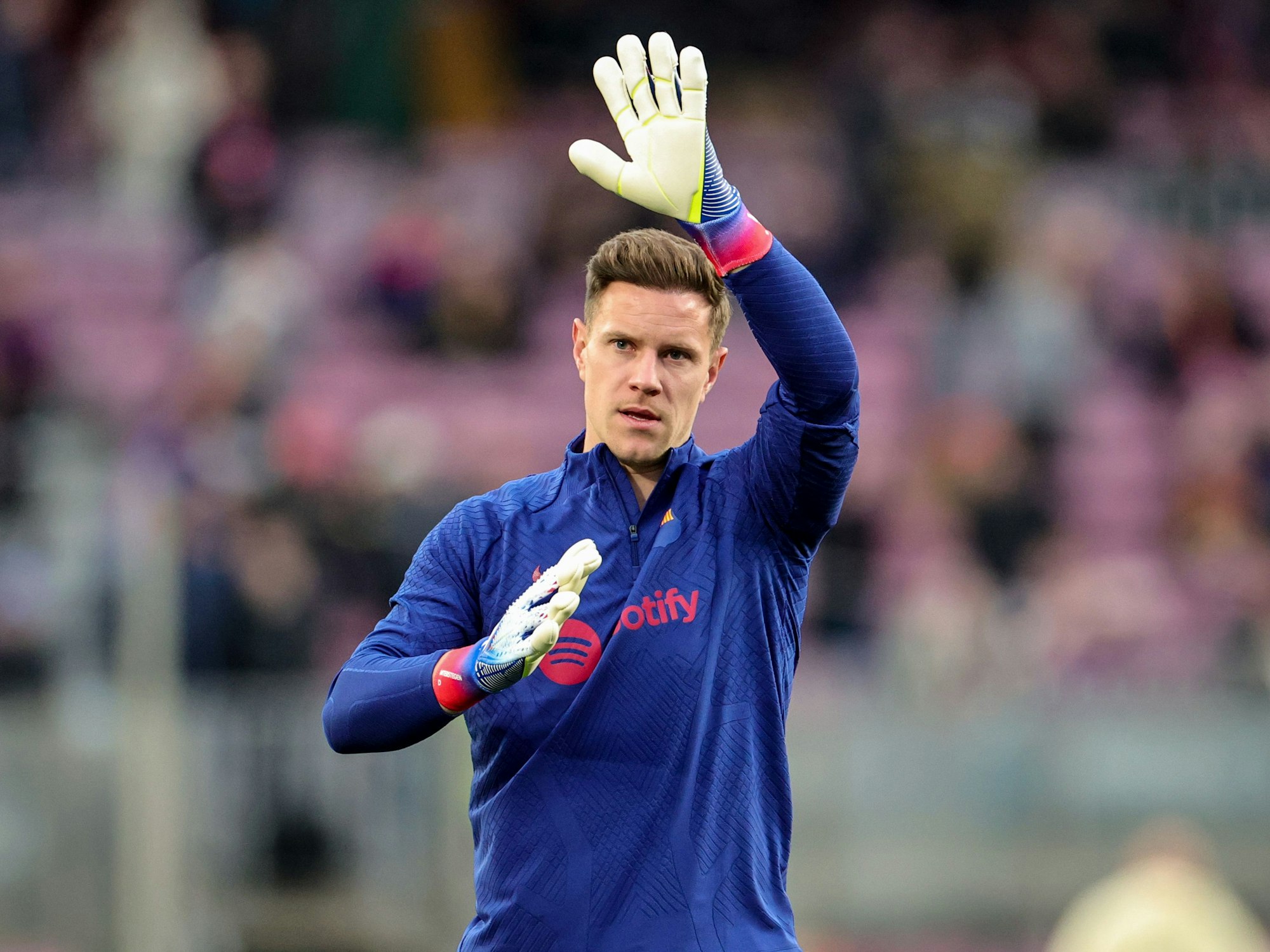 Marc-André ter Stegen von FC Barcelona gestikuliert beim Aufwärmen.