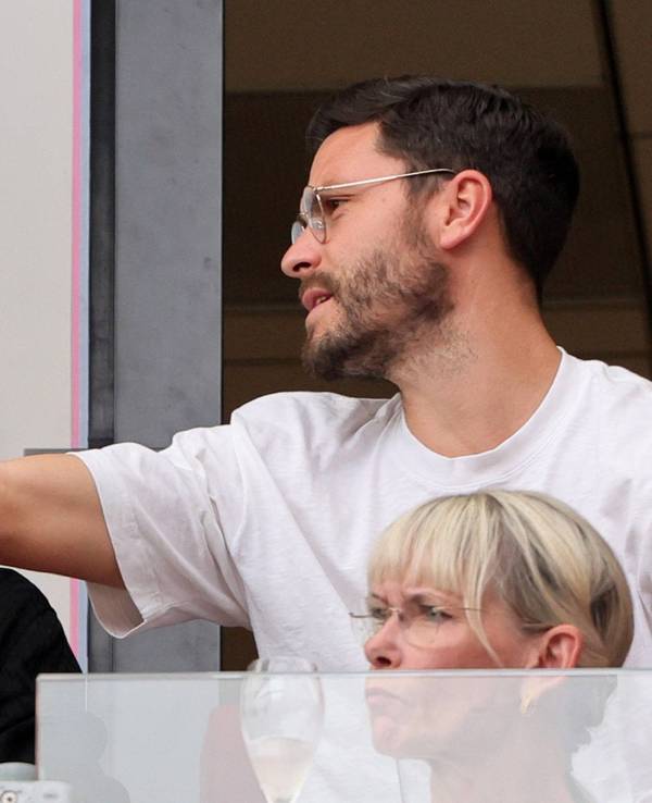 Jonas Hector gestikuliert bei einem Spiel des 1. FC Köln im Rhein-Energie-Stadion.