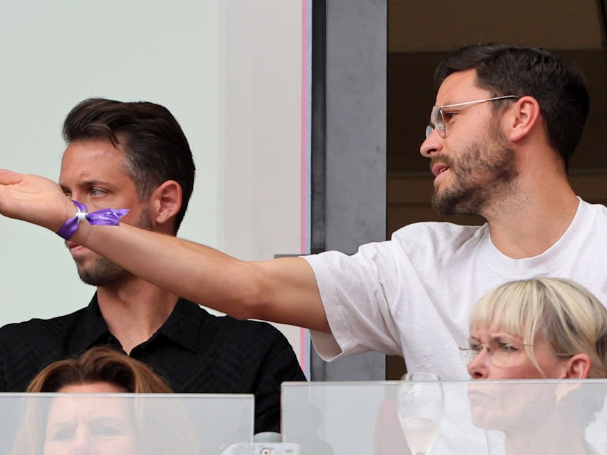 Jonas Hector gestikuliert bei einem Spiel des 1. FC Köln im Rhein-Energie-Stadion.