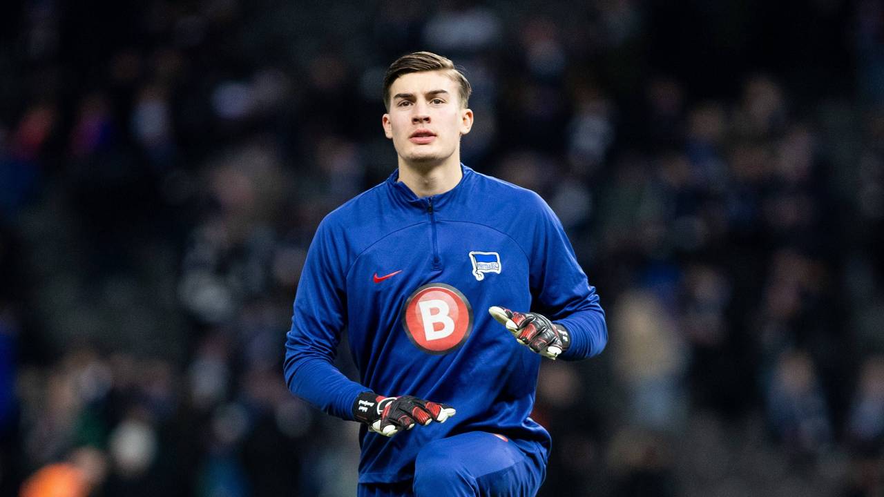 Kwasigroch wärmt sich für das DFB-Pokalspiel gegen Kaiserslautern auf