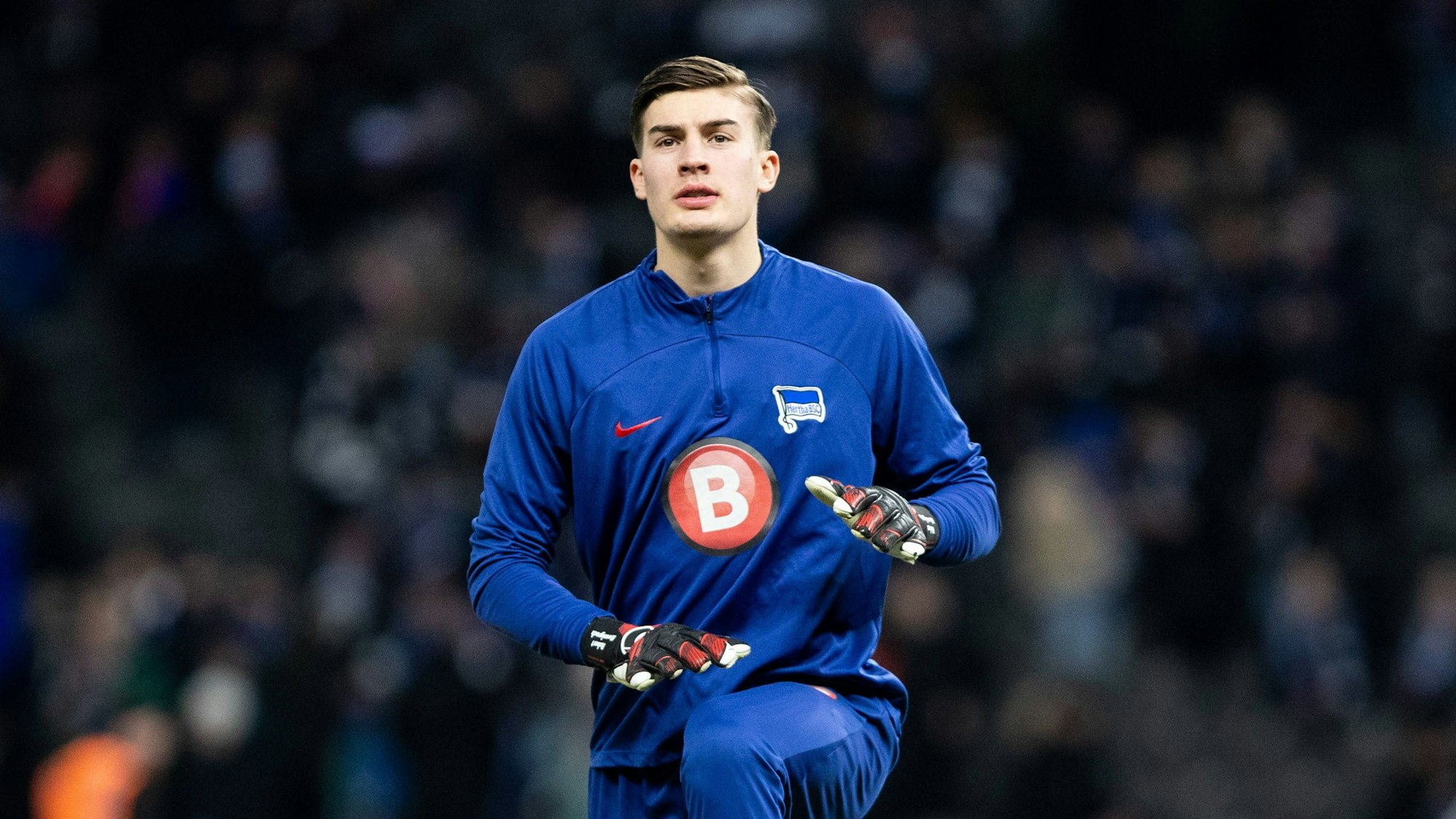 Kwasigroch wärmt sich für das DFB-Pokalspiel gegen Kaiserslautern auf