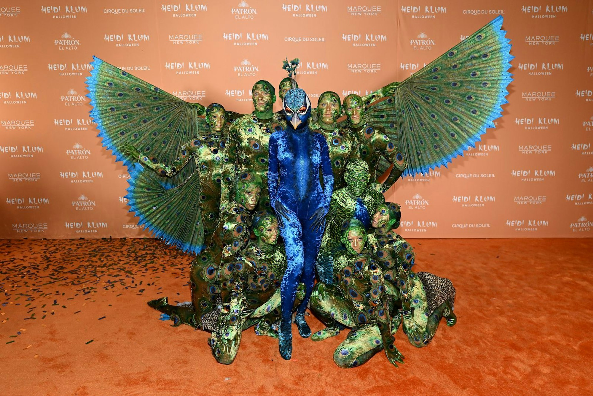 Im Jahr 2022 zeigte sich Heidi Klum als prächtiger Pfau. Ihr Fächer wurde dabei von „Cirque du Soleil“-Tänzern verkörpert. (Bild: 2023 Getty Images/Noam Galai)