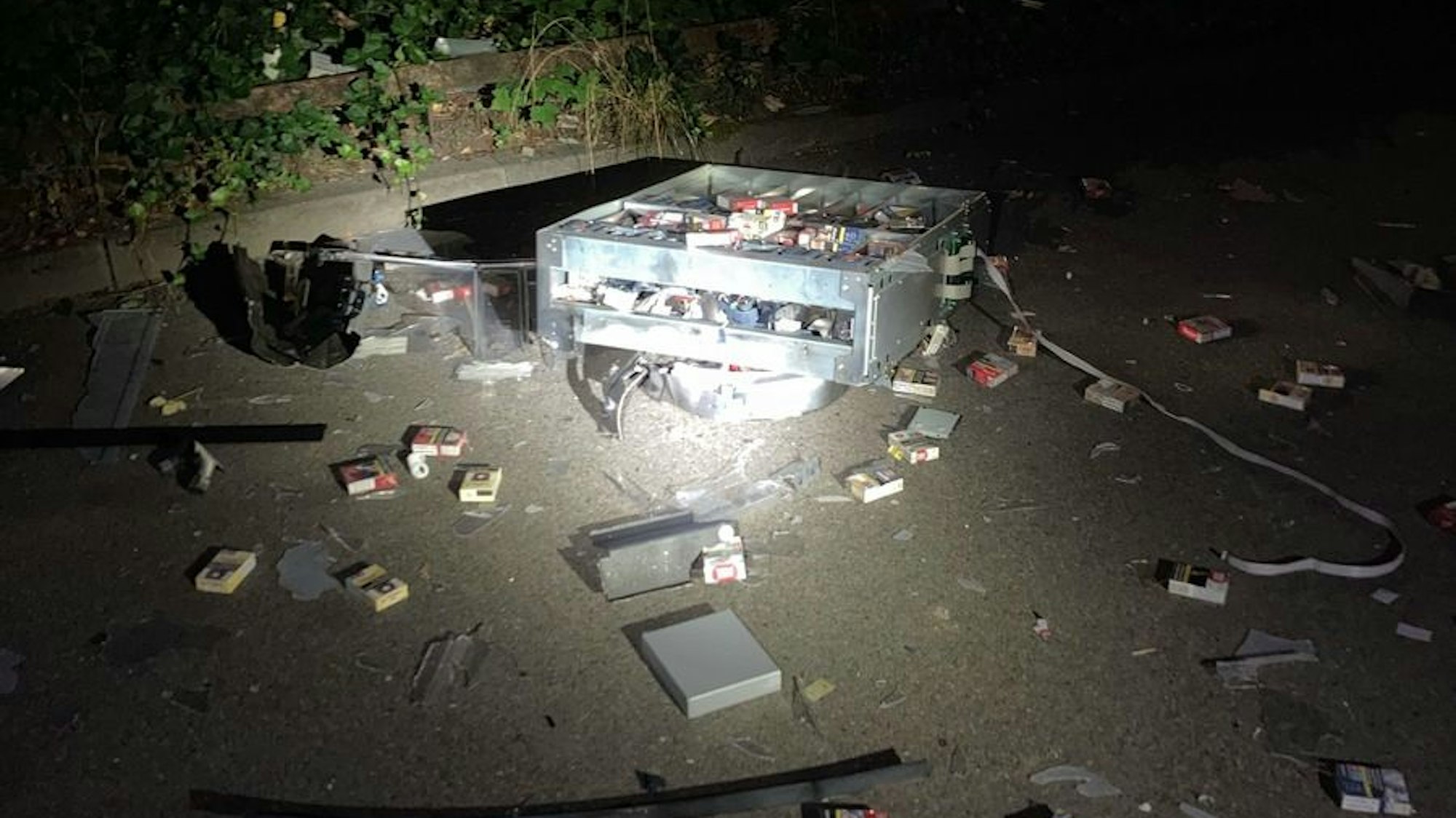 POL-AC: Freistehender Zigarettenautomat gesprengt - Täter flüchtig