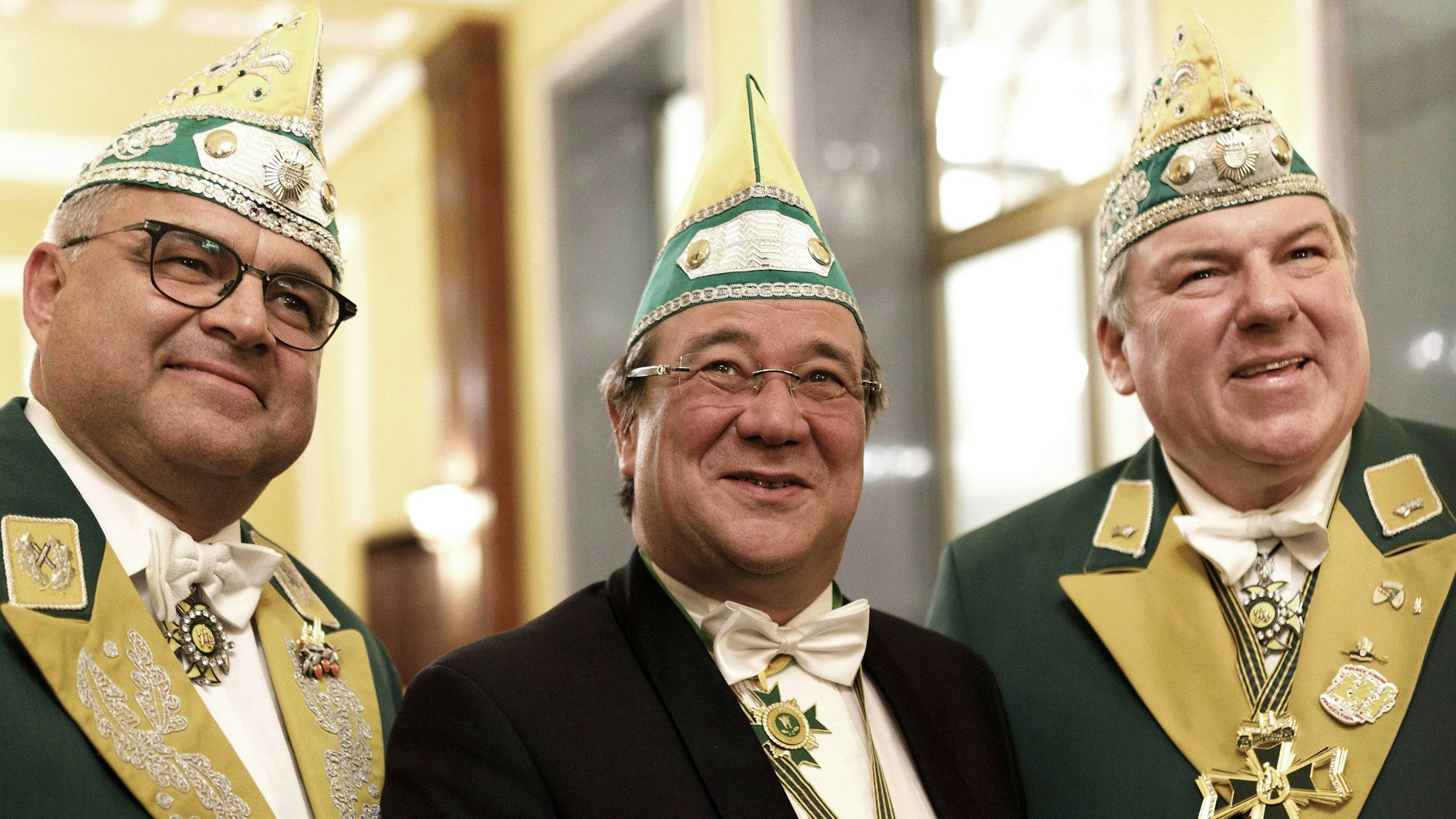 Armin Laschet mit Hans-Georg Haumann und Michael Kreuzberg bei der Ernennung zum Major der Reserve der Ehrengarde.