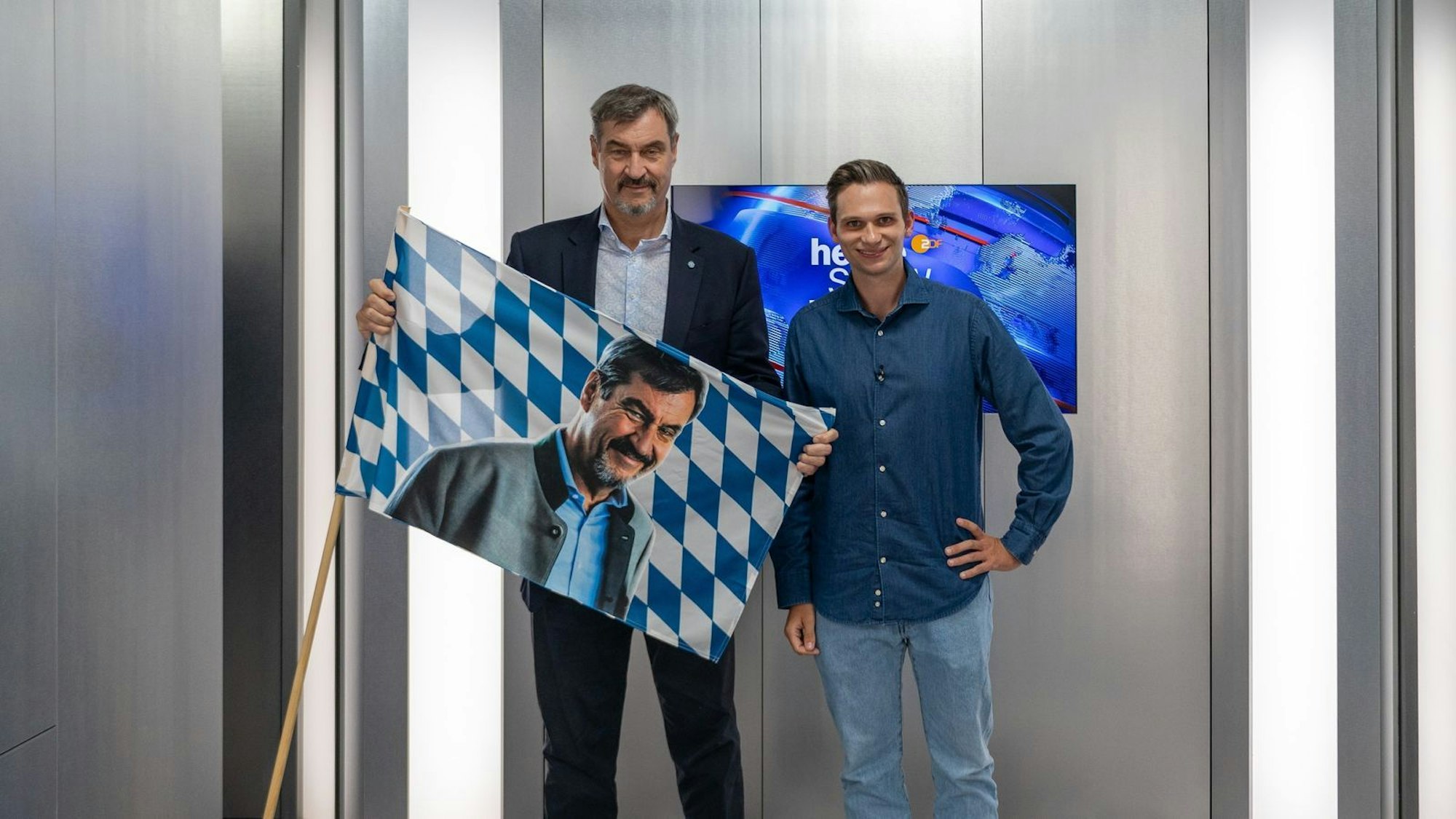 Ein Vier-Augen-Gespräch auf acht Quadratmetern in einem Fahrstuhl: Dem stellen sich Gastgeber Fabian Köster (rechts) und der bayerische Ministerpräsident Markus Söder. (Bild: ZDF/Thomas Wolfschläger)