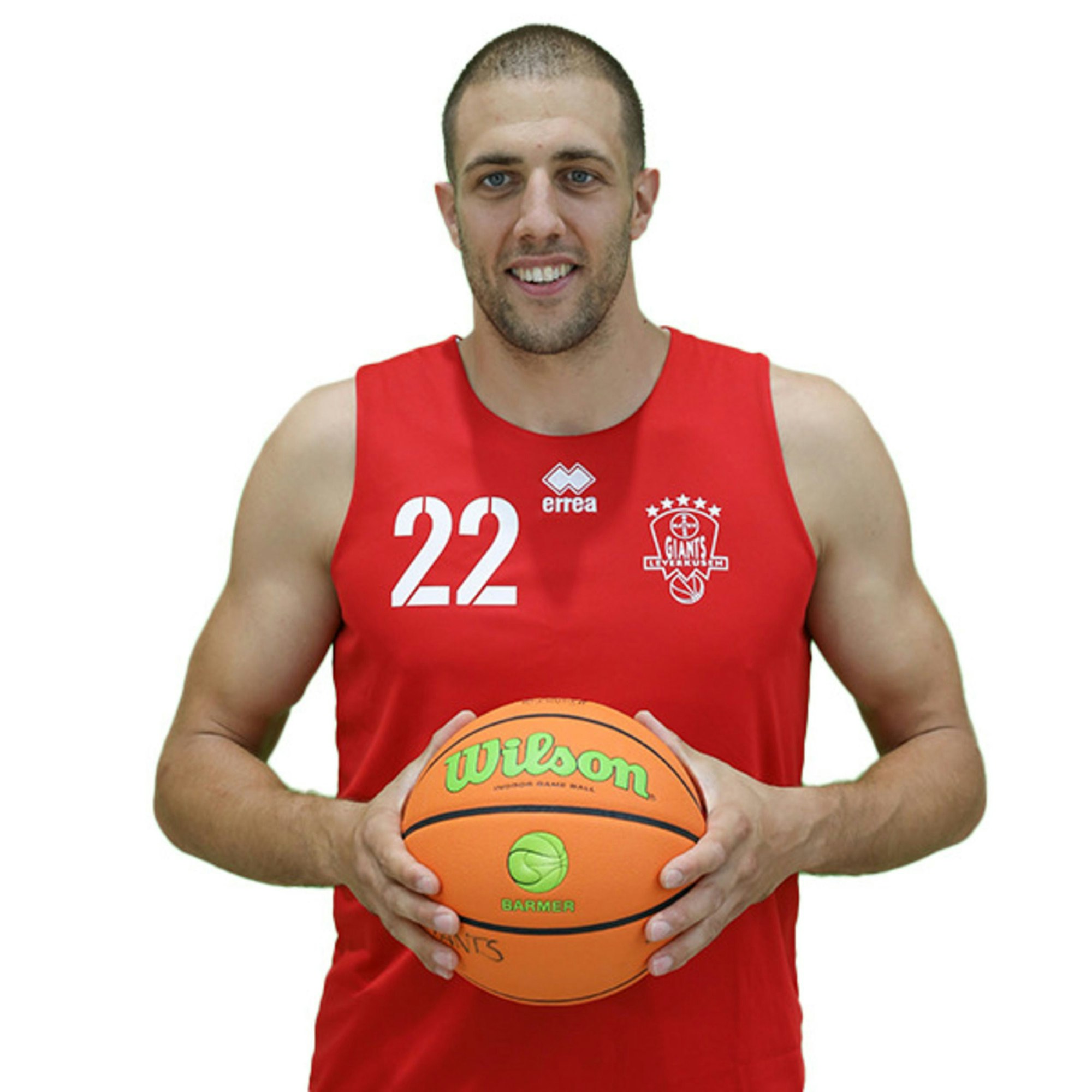 Ein Mann hält einen Basketball in der Hand.