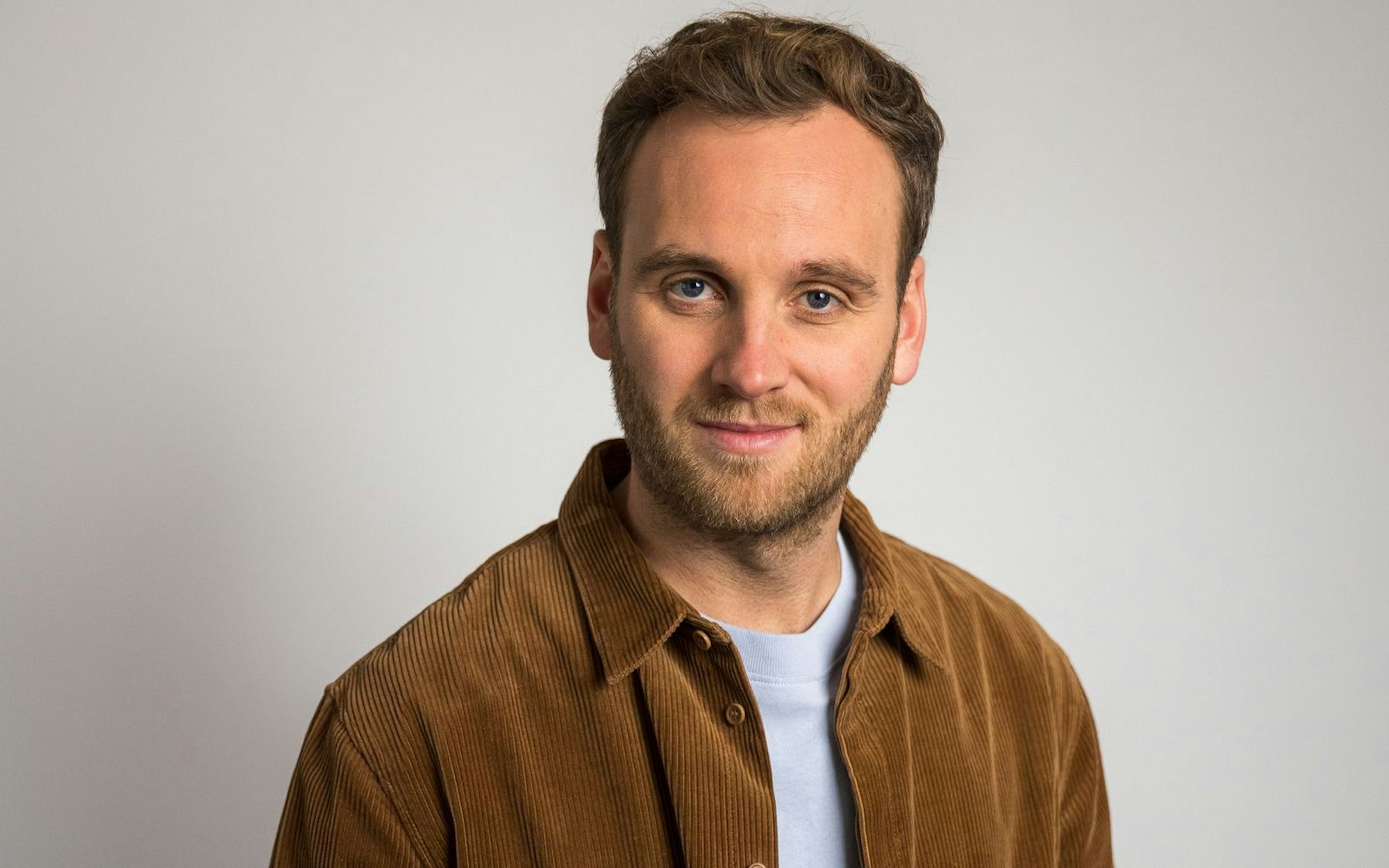 Leon Windscheid präsentiert regelmäßig Dokus im ZDF. (Bild: ZDF/Marius Fuchtmann)