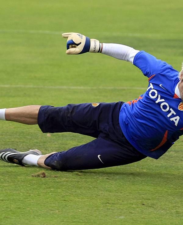 Santiago Cañizares hält einen Ball im Training