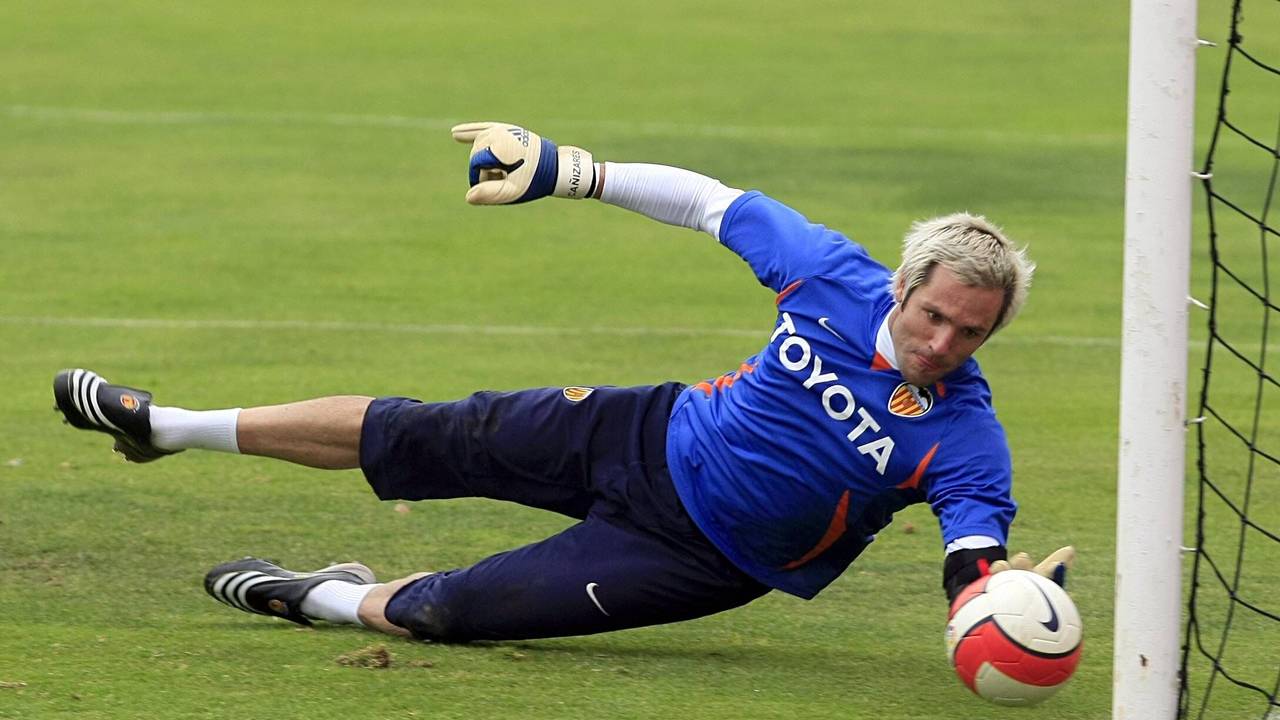 Santiago Cañizares hält einen Ball im Training