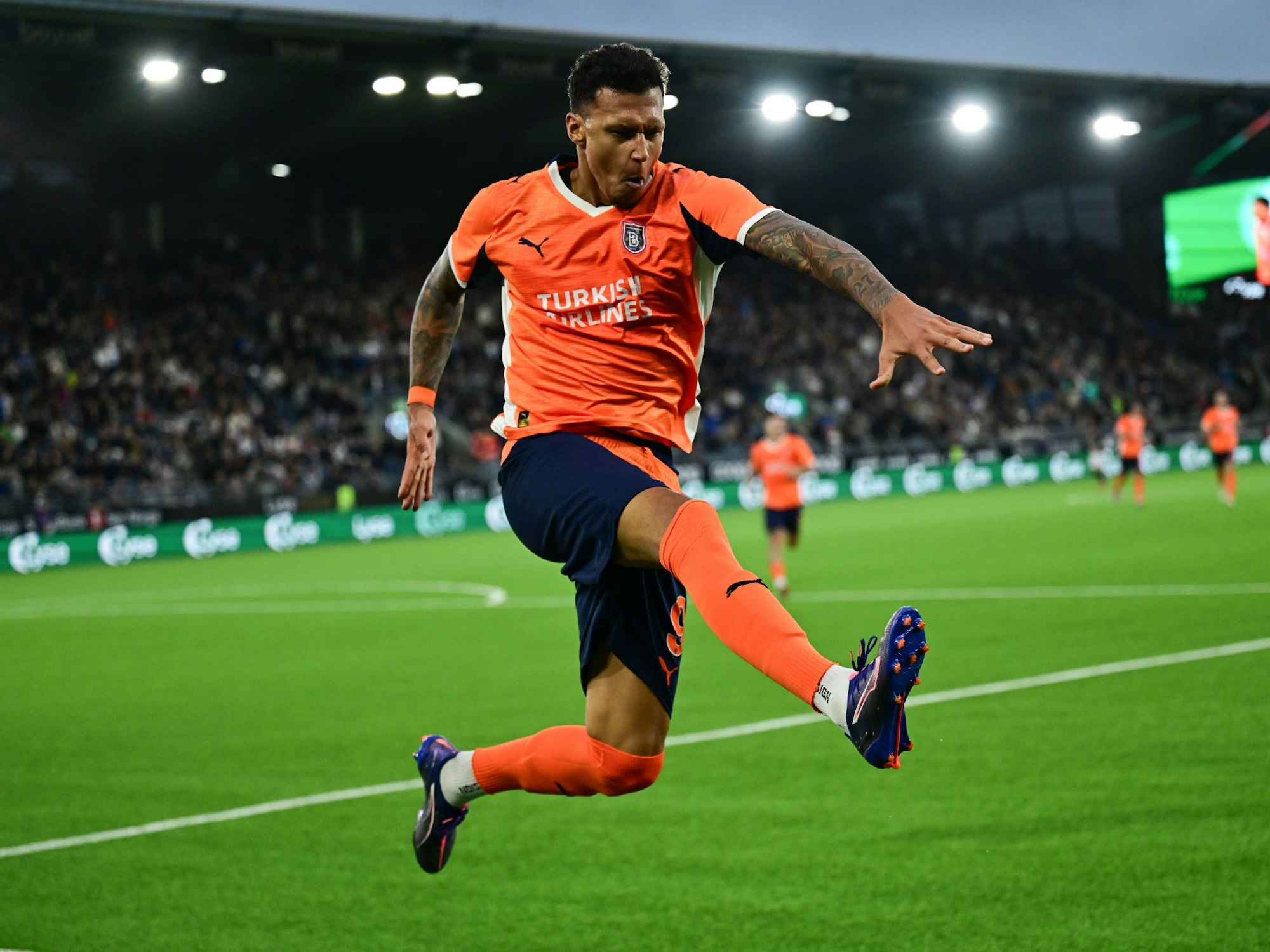 Davie Selke mit Jubelsprung nach seinem ersten Toor für Basaksehir.