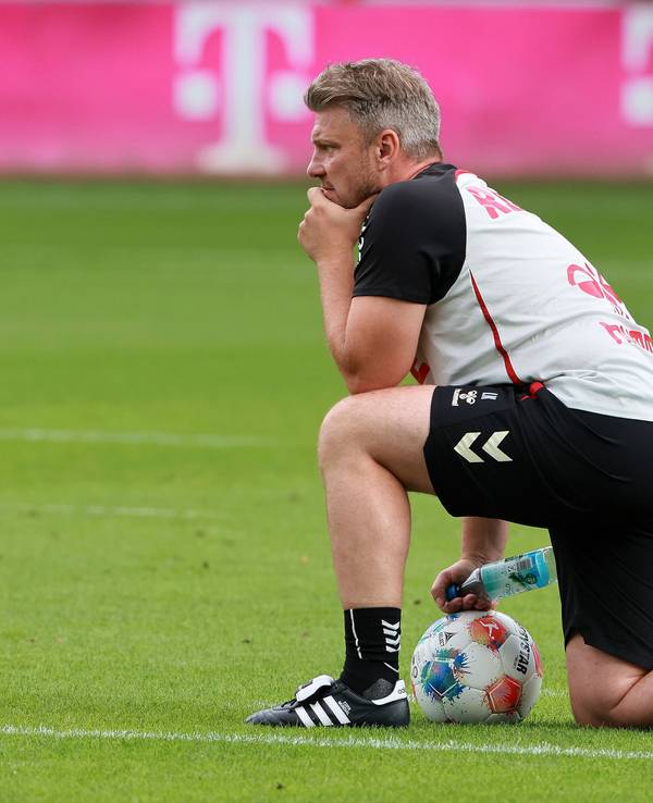 Lukas Kwasniok nachdenklich im Training des 1. FC Köln.