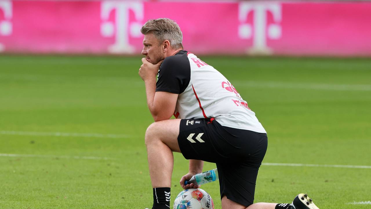 Lukas Kwasniok nachdenklich im Training des 1. FC Köln.