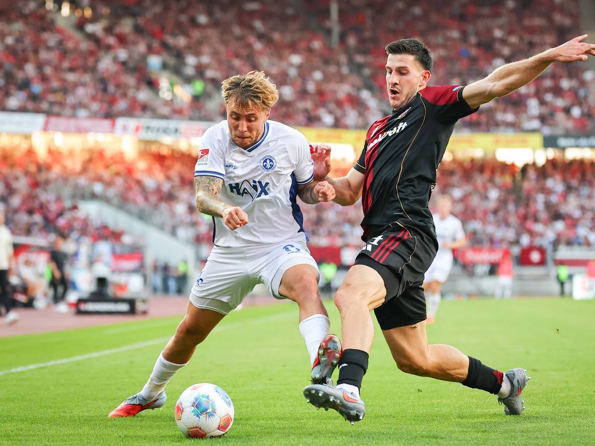 Luka Lochoshvili (1. FC Nürnberg, r) und Luca Marseiler (SV Darmstadt 98) kämpfen um den Ball.