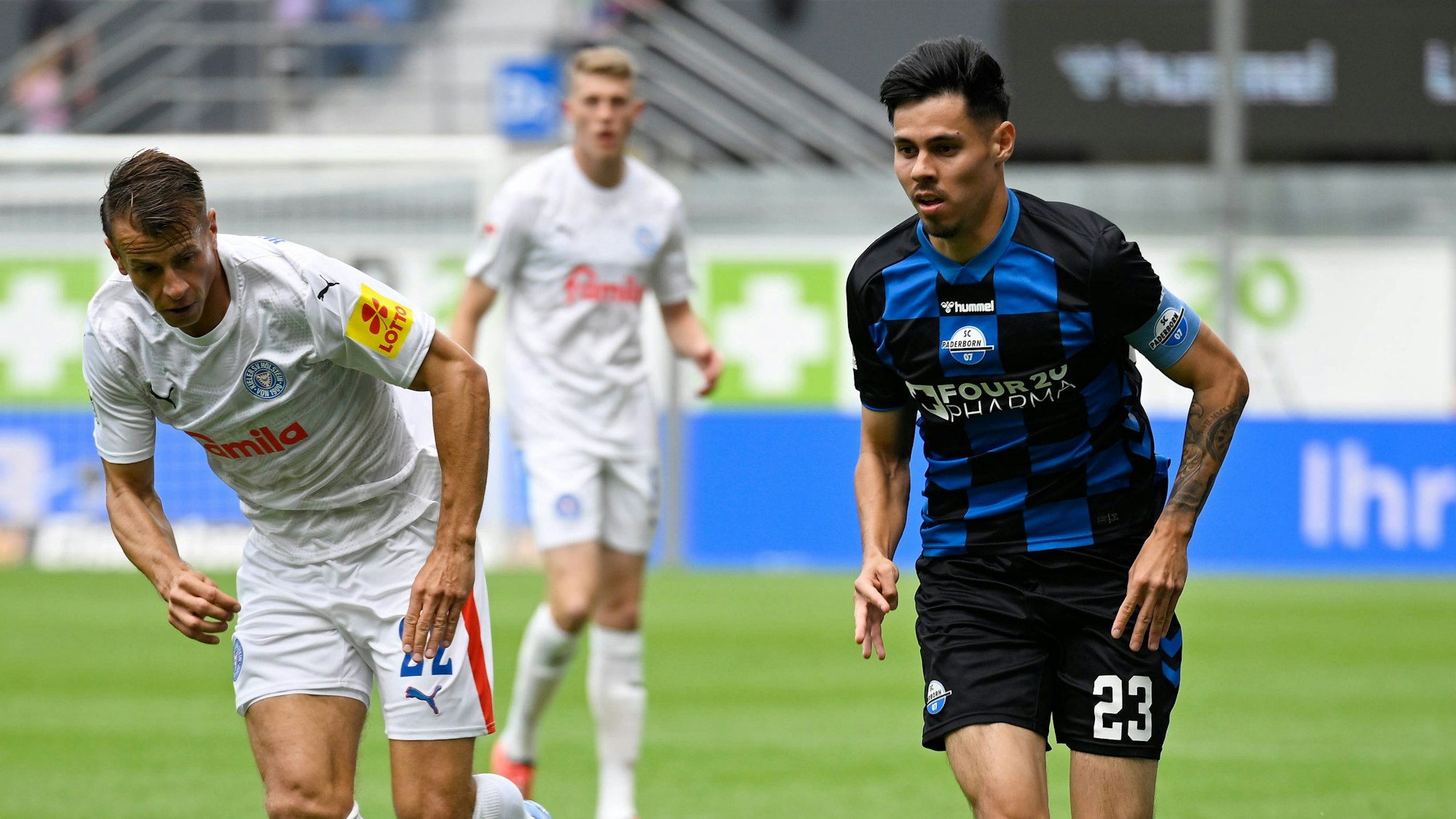 Raphael Obermair (r.) beim Saisonauftakt mit dem SC Paderborn gegen Holstein Kiel.