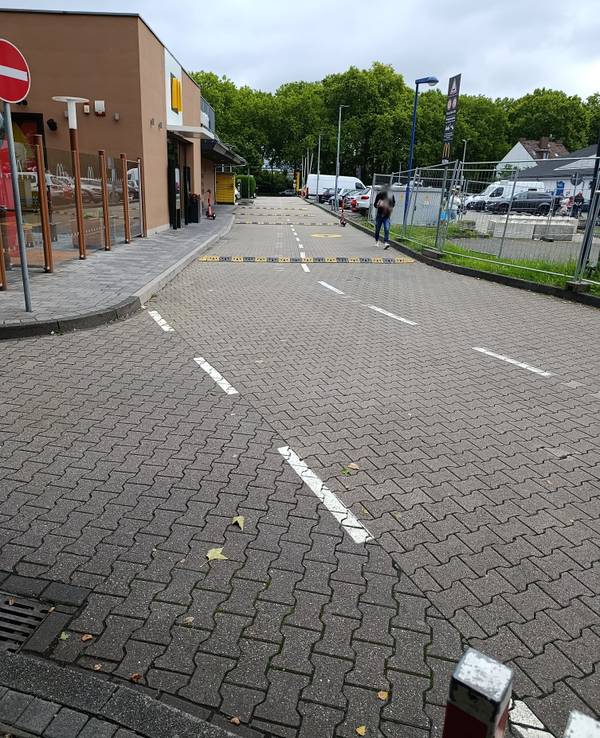 Vor dem McDonald's an der Amsterdamer Straße befinden sich mehrere Bodenwellen.