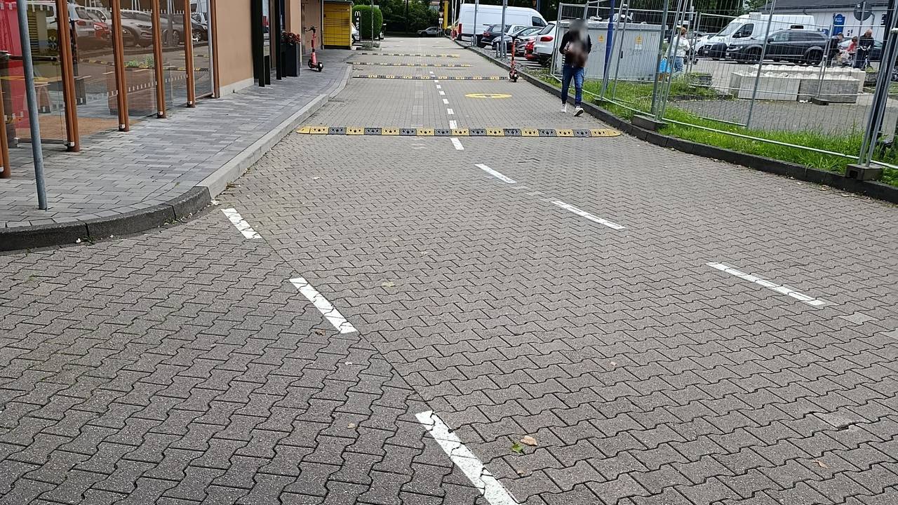 Vor dem McDonald's an der Amsterdamer Straße befinden sich mehrere Bodenwellen.